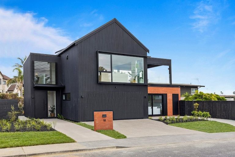 Photo of property in 10 Vaughan Crescent, Murrays Bay, Auckland, 0630