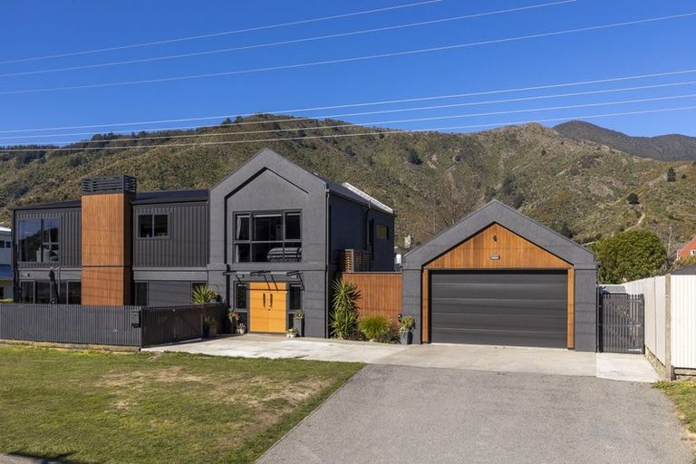 Photo of property in 15 Beach Road, Waikawa, Picton, 7220