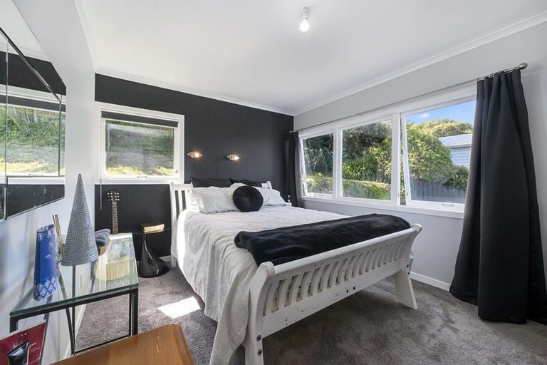 Photo of property in 9 Salford Street, Newlands, Wellington, 6037