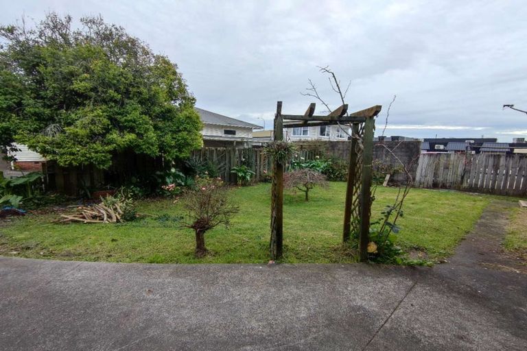 Photo of property in 1/74 Godley Road, Green Bay, Auckland, 0604