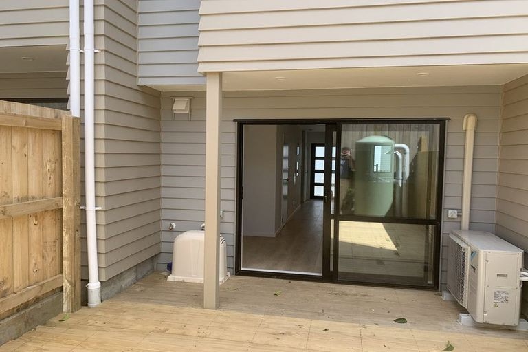 Photo of property in 2/6 South Pacific Place, Henderson, Auckland, 0612