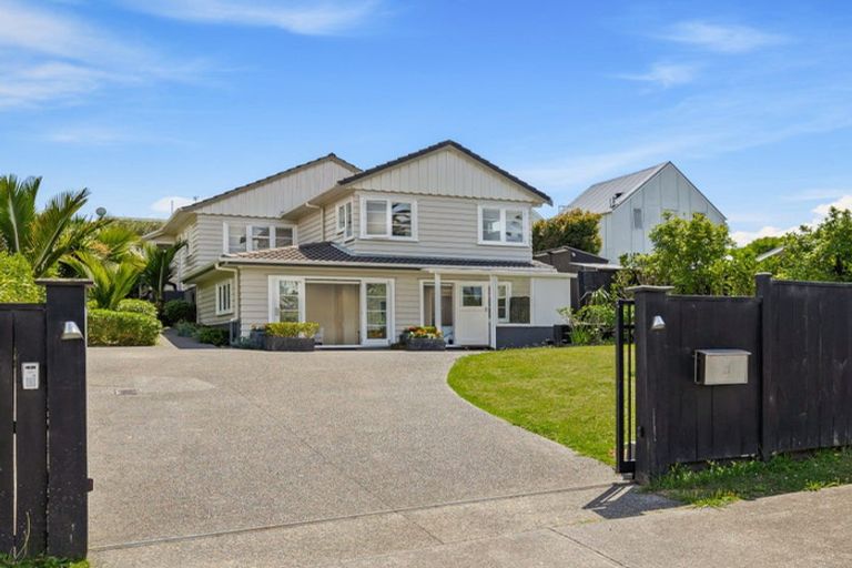 Photo of property in 28 Hanlon Crescent, Narrow Neck, Auckland, 0624
