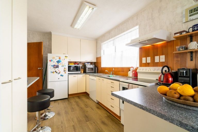 Photo of property in 116 Taylor Terrace, Tawa, Wellington, 5028