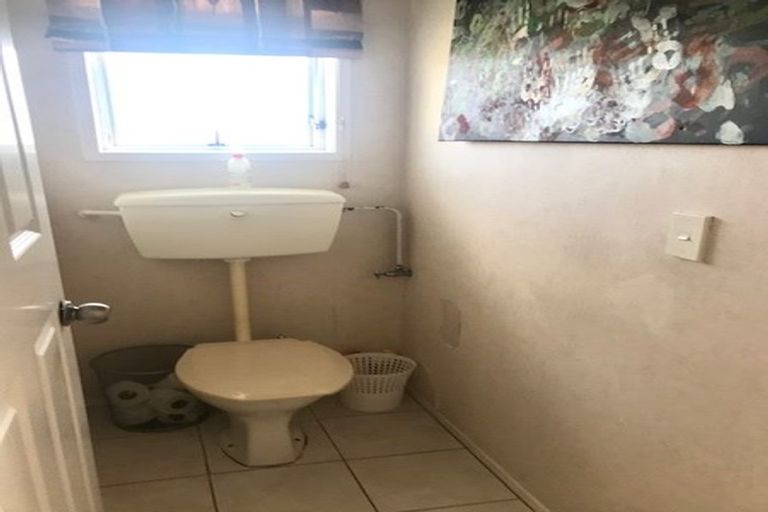 Photo of property in 18 Foyle Place, Glendene, Auckland, 0602