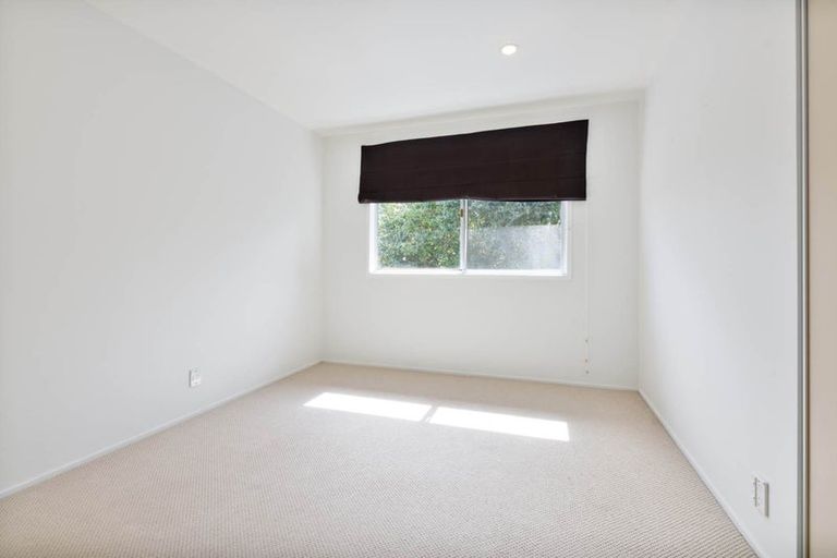 Photo of property in 28 Nor'east Drive, Northcross, Auckland, 0632
