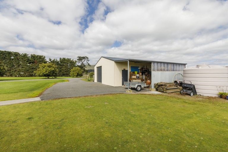 Photo of property in 689 Makerua Road, Tokomaru, Palmerston North, 4474