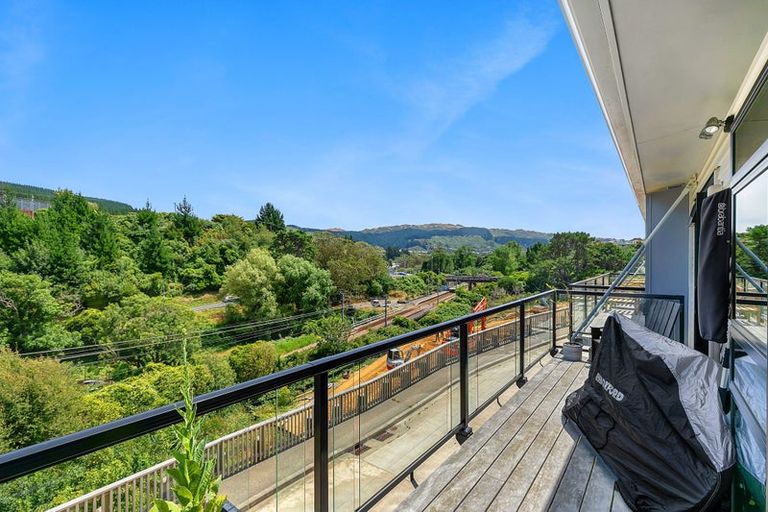 Photo of property in 2 Ara Paripari, Tawa, Wellington, 5028