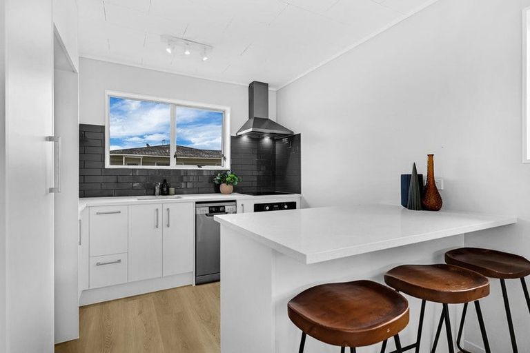 Photo of property in 2/37 Blacklock Avenue, Henderson, Auckland, 0612