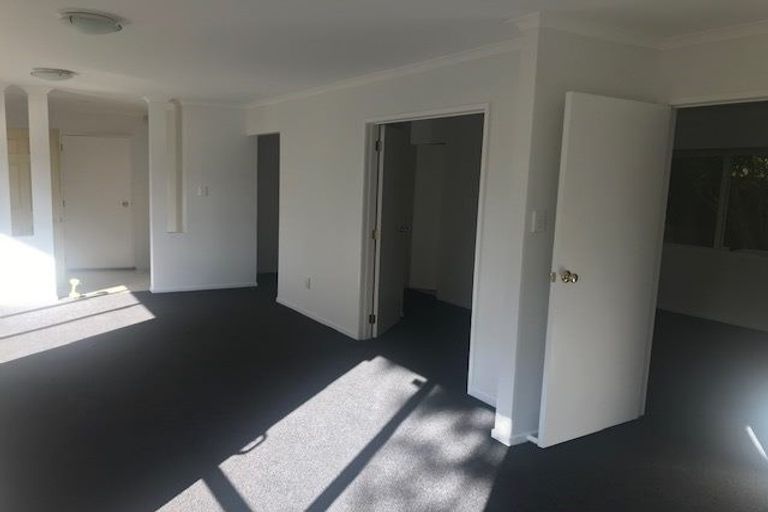 Photo of property in 18 Stolford Crescent, New Lynn, Auckland, 0600