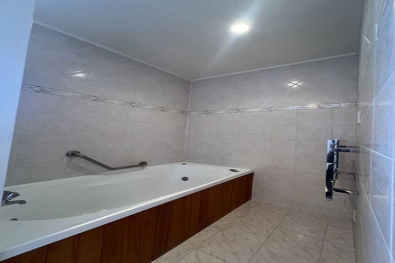 Photo of property in 18 Deodar Place, Totara Heights, Auckland, 2105