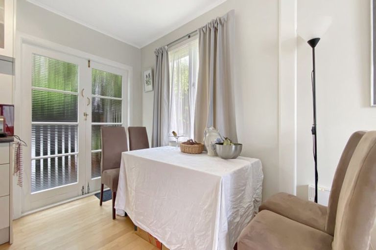 Photo of property in 86 Sylvan Crescent, Te Atatu South, Auckland, 0610