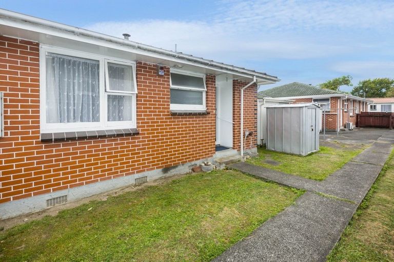Photo of property in 2/13 Sutherland Avenue, Silverstream, Upper Hutt, 5019