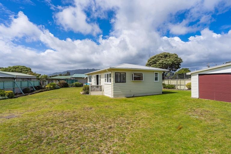 Photo of property in 11 Adrian Grove, Waikanae Beach, Waikanae, 5036