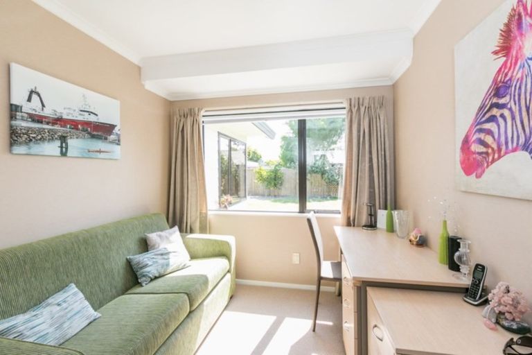 Photo of property in 6 Bucksburn Place, Greenmeadows, Napier, 4112