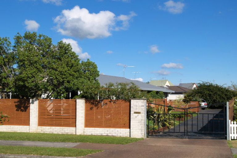 Photo of property in 52 West Fairway, Golflands, Auckland, 2013