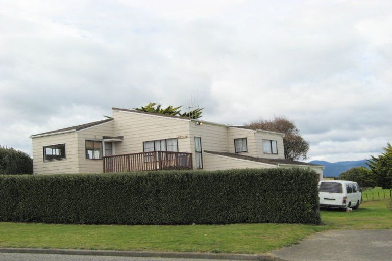 Photo of property in 6 Sarah Street, Waikawa Beach, Manakau, 5573