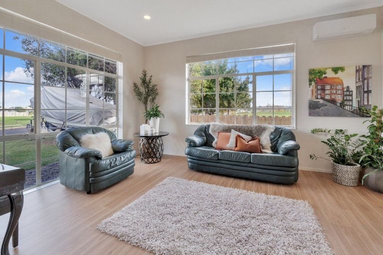 Photo of property in 11 Corta Bella Place, Golflands, Auckland, 2013