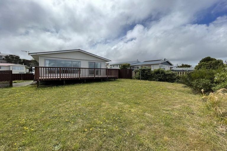 Photo of property in 30 Somes Crescent, Newlands, Wellington, 6037