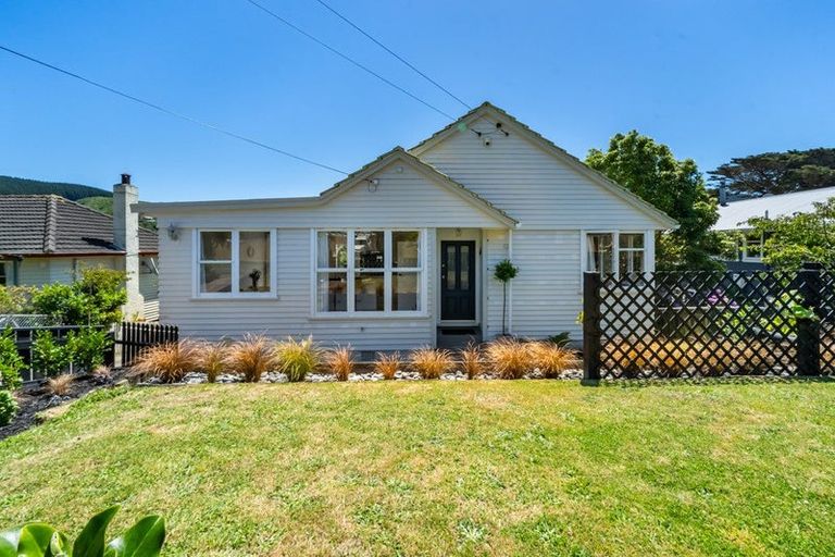 Photo of property in 42 Taylor Terrace, Tawa, Wellington, 5028