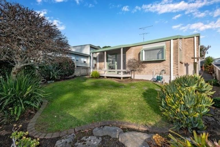 Photo of property in 2/30 Uxbridge Road, Mellons Bay, Auckland, 2014