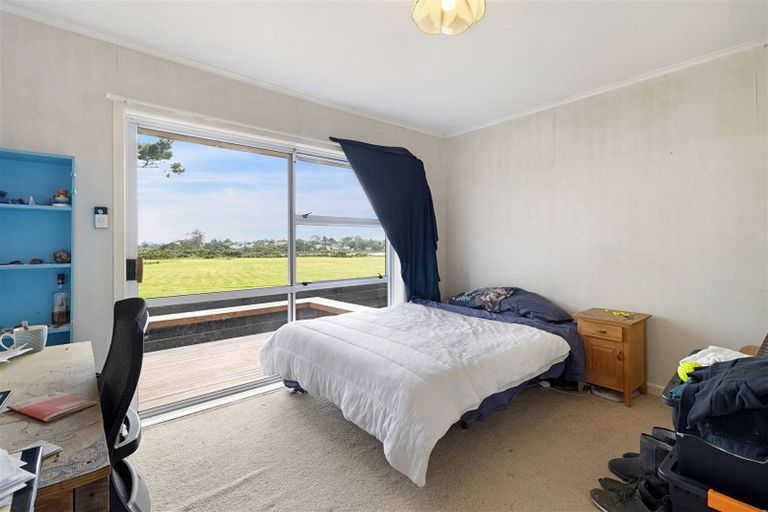 Photo of property in 21 Martin Place, Kelston, Auckland, 0602
