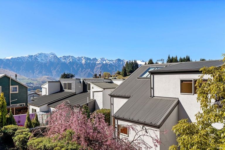 Photo of property in 15 Dart Place, Fernhill, Queenstown, 9300