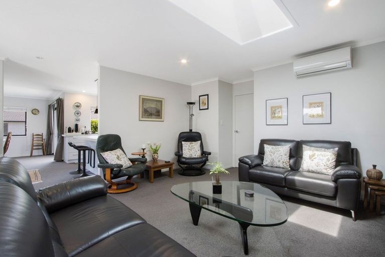 Photo of property in 10 Tranquil Grove, Omokoroa, 3114