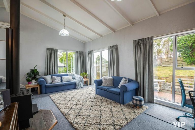 Photo of property in 18 Colchester Crescent, Newlands, Wellington, 6037