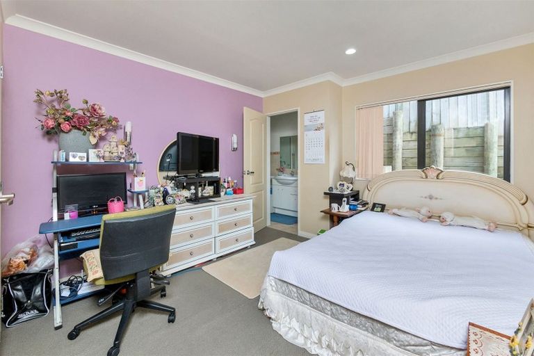 Photo of property in 2/890 East Coast Road, Northcross, Auckland, 0630