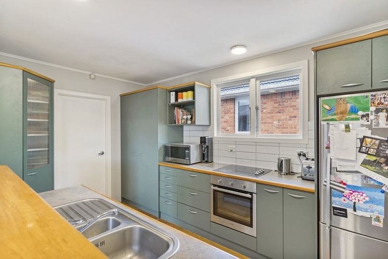 Photo of property in 16 Vera Road, Te Atatu South, Auckland, 0610