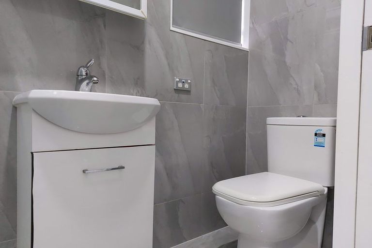 Photo of property in 17 Burgundy Park Avenue, Henderson, Auckland, 0612