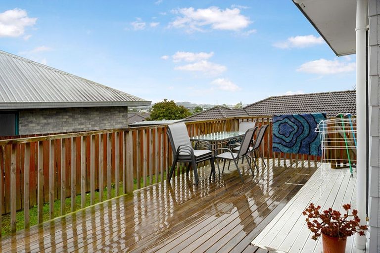 Photo of property in 2/10 Charisma Place, Randwick Park, Auckland, 2105