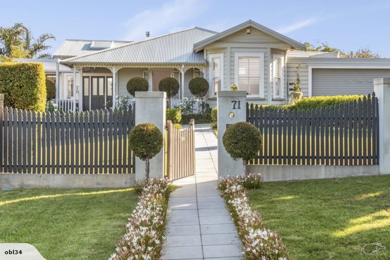 Photo of property in 71 Beach Road, Mellons Bay, Auckland, 2014