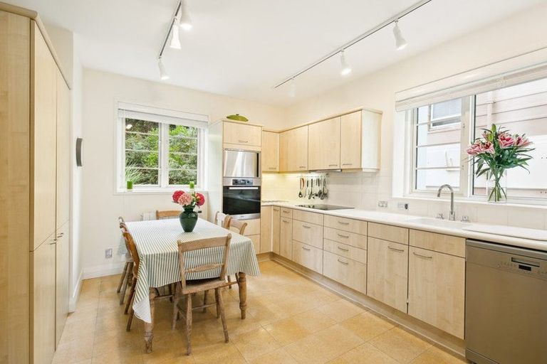 Photo of property in Broadwater Apartments, 214 Oriental Parade, Oriental Bay, Wellington, 6011