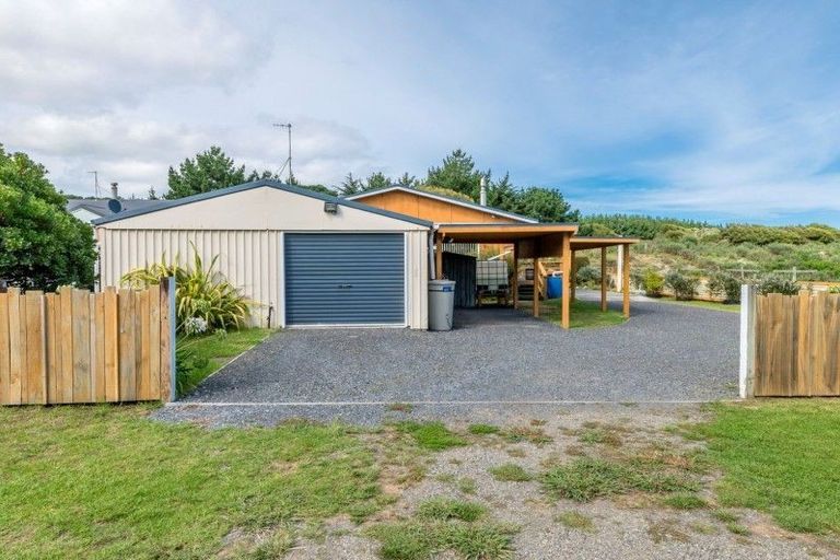 Photo of property in 2 Barclay Grove, Hokio Beach, Levin, 5571