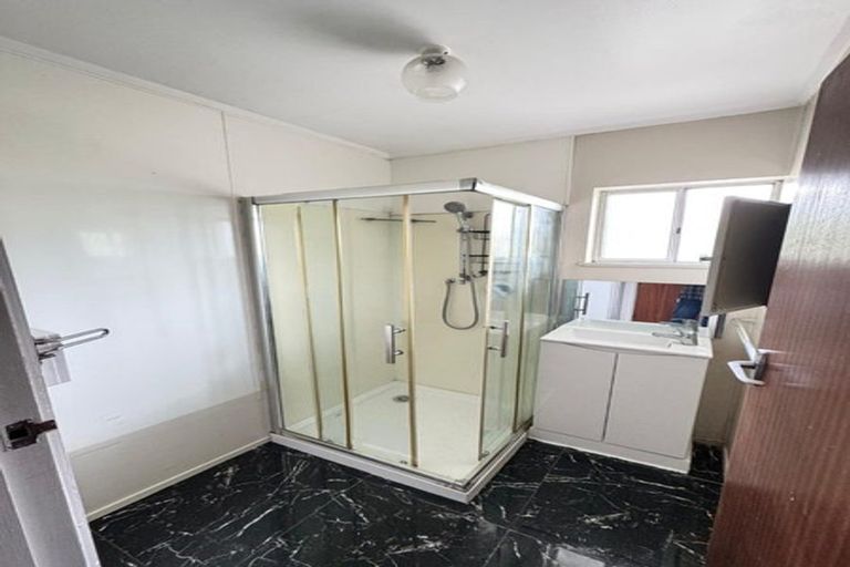 Photo of property in 1/130 Te Atatu Road, Te Atatu South, Auckland, 0610