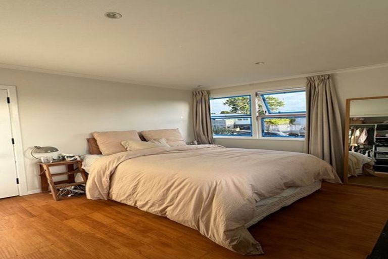 Photo of property in 25 Paragon Avenue, Beach Haven, Auckland, 0626