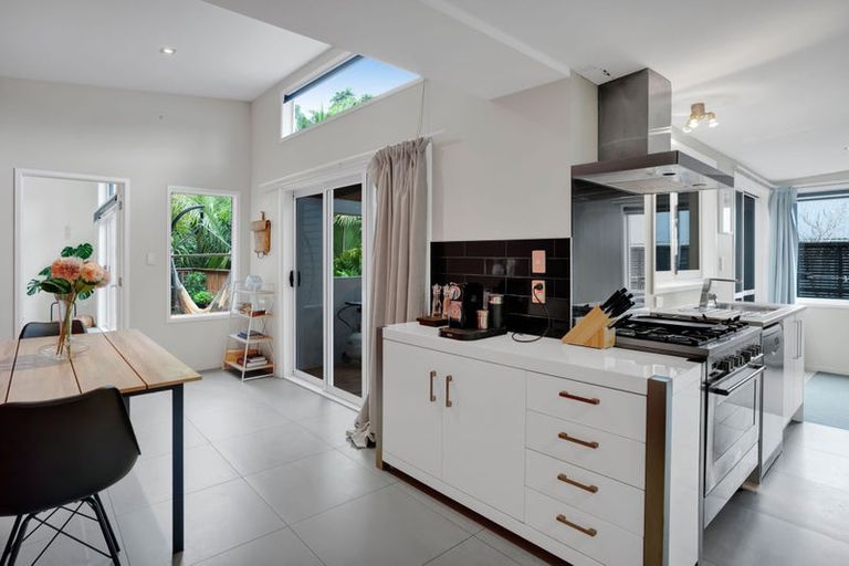 Photo of property in 70 Seaview Road, Marfell, New Plymouth, 4310