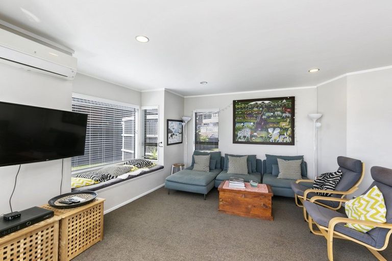 Photo of property in 5 The Crowsnest, Whitby, Porirua, 5024