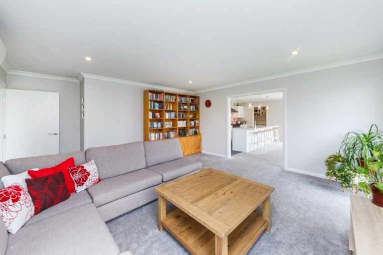 Photo of property in 11 Saint Heliers Grove, Fitzherbert, Palmerston North, 4410