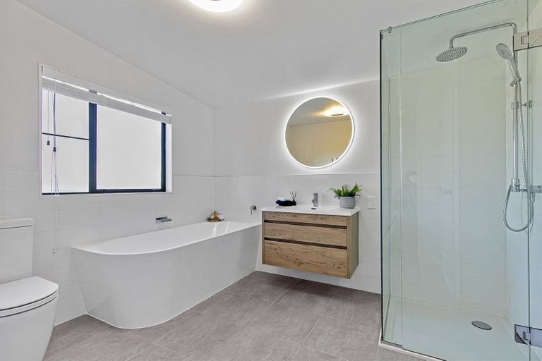 Photo of property in 2/60 Rangatira Road, Beach Haven, Auckland, 0626