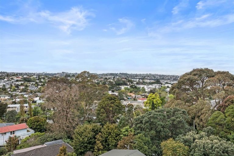 Photo of property in 20 Chivalry Road, Glenfield, Auckland, 0629