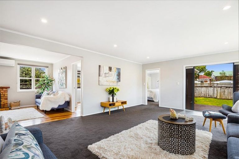 Photo of property in 43 Vodanovich Road, Te Atatu South, Auckland, 0610