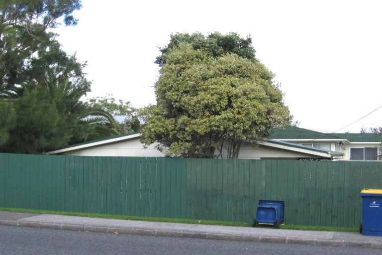 Photo of property in 17 Royal Road, Massey, Auckland, 0614