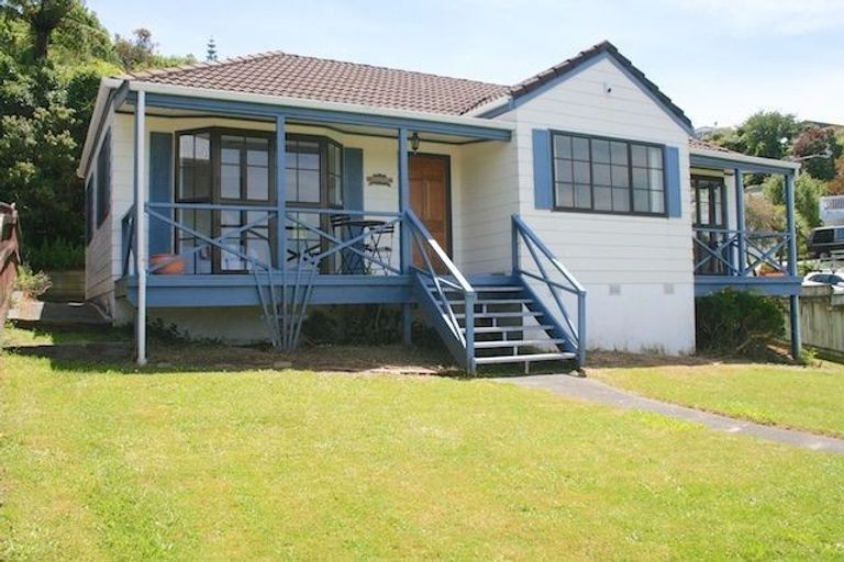 Photo of property in 32 Pekanga Road, Normandale, Lower Hutt, 5010