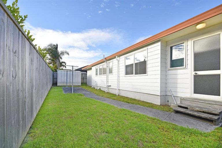 Photo of property in 25 Heversham Place, Glendene, Auckland, 0602