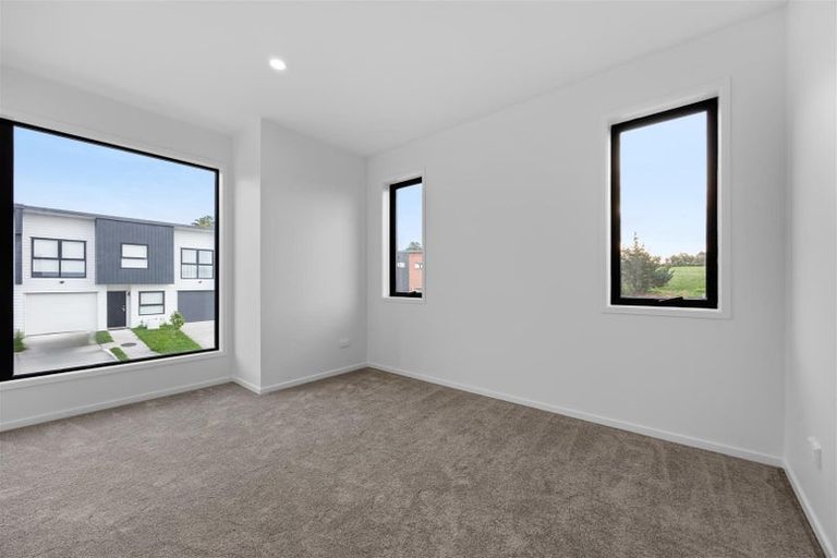 Photo of property in 12 Kautawa Lane, Massey, Auckland, 0614