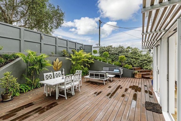 Photo of property in 2/39 Old Lake Road, Narrow Neck, Auckland, 0624