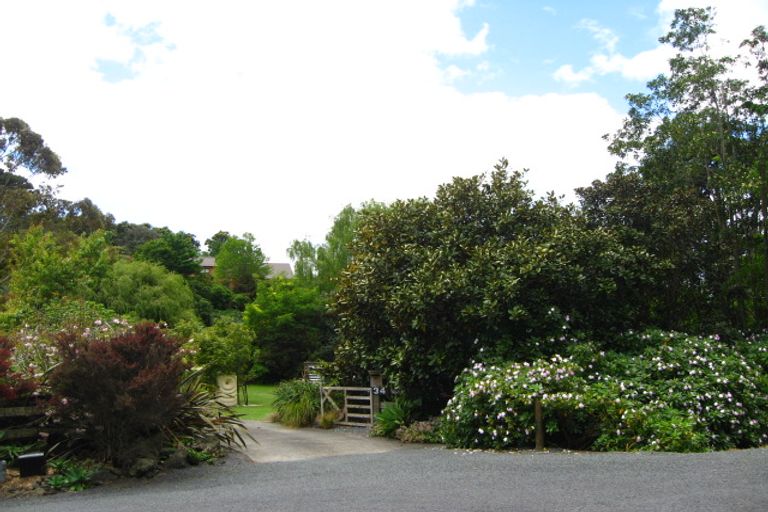 Photo of property in 34 Hobbs Road, Matakatia, Whangaparaoa, 0930
