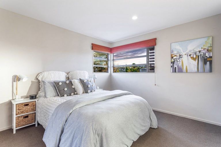 Photo of property in 17 Glen Bay Close, Pinehill, Auckland, 0632